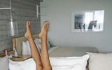 [ẢNH] Nữ cảnh sát quyến rũ nhất buộc phải lựa chọn đồng phục hay bikini
